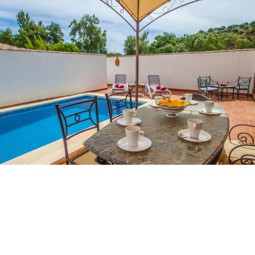 PRECIOSA CASA ANDALUZA en RIOFRIO con PISCINA PRIVADA