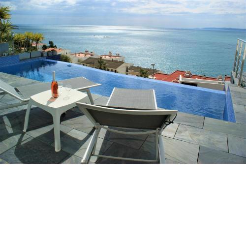 Preciosa casa con piscina desbordante y vistas al mar