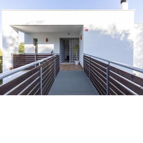 Preciosa casa de Diseño con piscina y terreno 8px