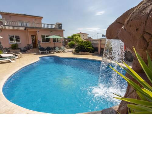 Premium Holiday Home in El Vendrell with Swimming Pool