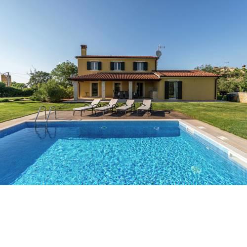 Pretty Villa in Kadumi with Swimming Pool