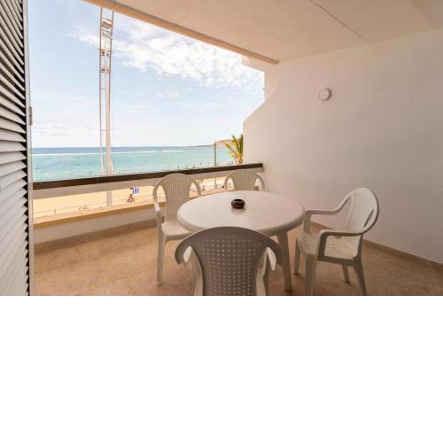 Primera linea de playa Canteras inmejorable equipamiento