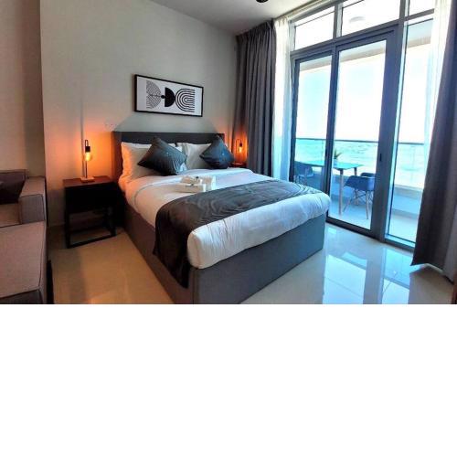 Pristine Studio With Canal View