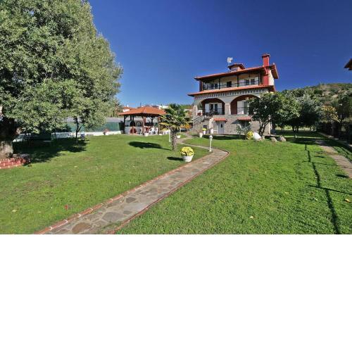 Private 6-bdrm Villa with garden 150m to beach