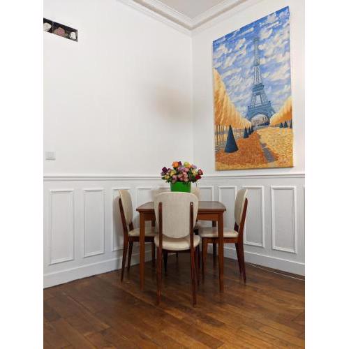 Private acces to the all flat. Charming Parisian.