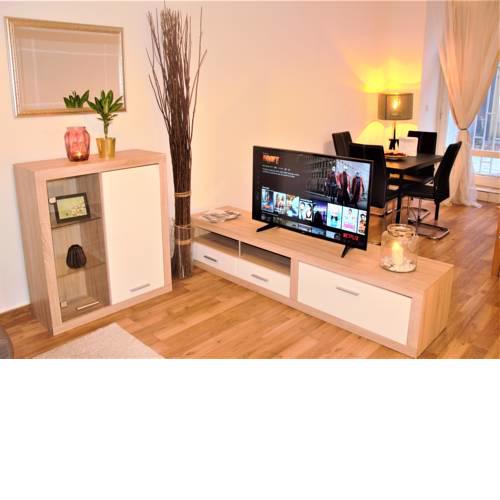 Private Clean apt in Heart of City. Close by River Castel Bridge