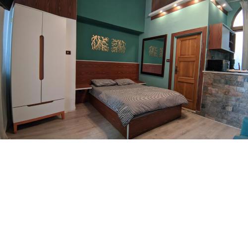 Private entrance studio with large private garden