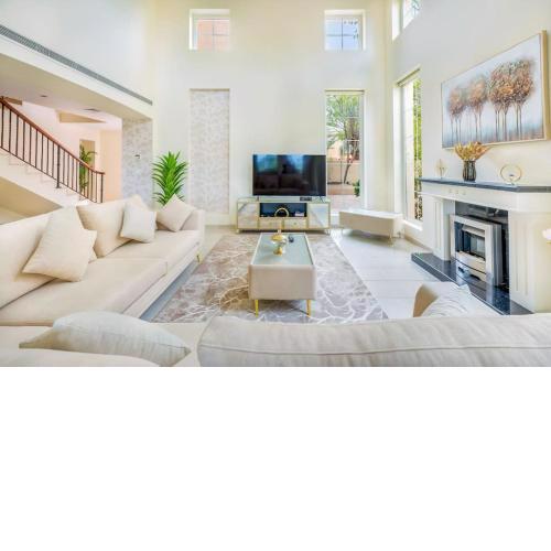 Private Luxury 5BR Villa in Arabian Ranches