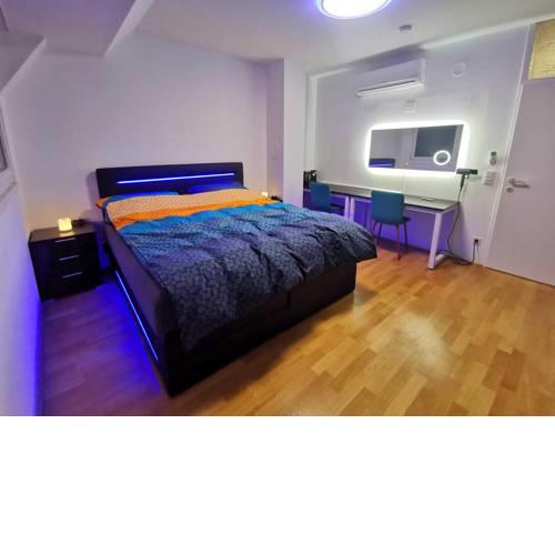 Private room connected to metro station and next to City center