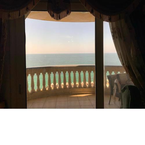Private room in fully equipped apt overlooking the sea