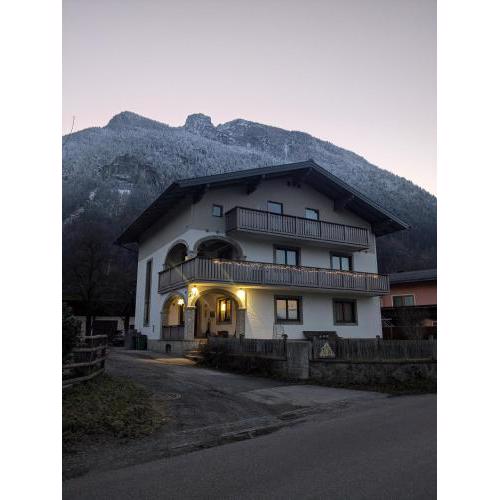 Privatzimmer und Küche mit Balkon und Ausblick