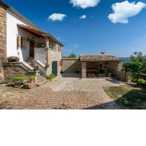 Provincial Apartment with Maincured Garden in Buzet
