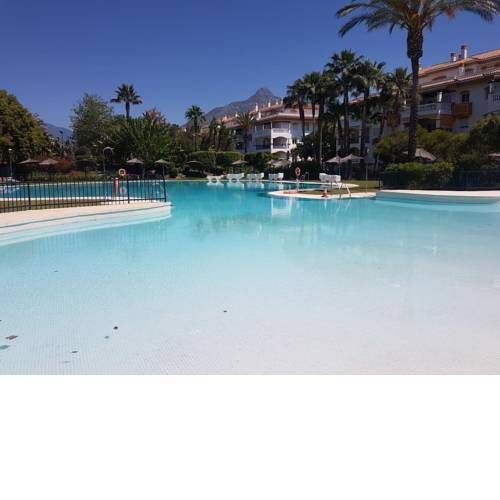 PUERTO BANUS APARTAMENTO 2 HABITACIONES, 5 PAX, BAJO CON JARDIN URBANIZACION DAMA DE NOCHE