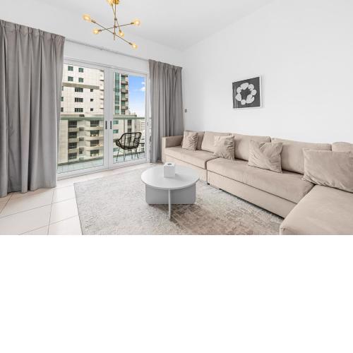 Pure Living - Mesmerizing Marina-View Apartment With Balcony