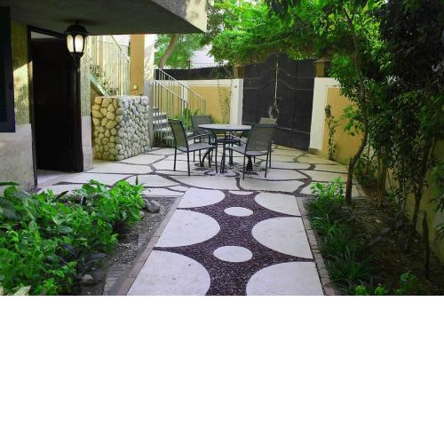 Pyramids apartment with garden