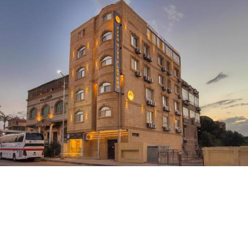 Pyramids Plateau Hotel