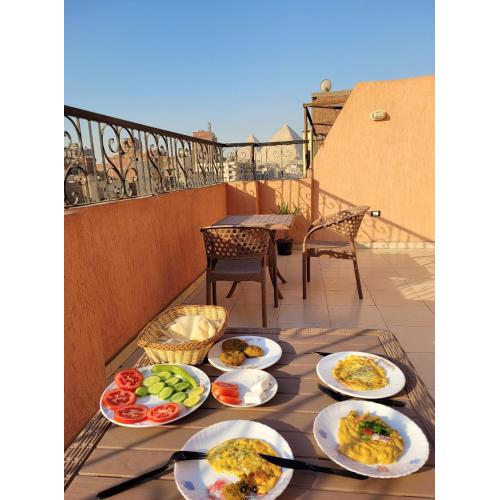 Pyramids Road Guest House cozy rooms and rooftop breakfast with the pyramids view