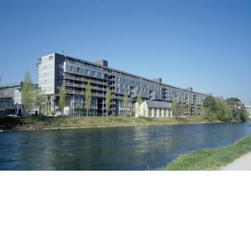Q5 Charming Waterfront Apartment