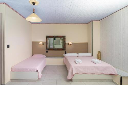 Quadruple Rooms full view in blue