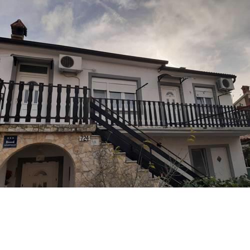 Quaint Apartment in Ližnjan with Balcony