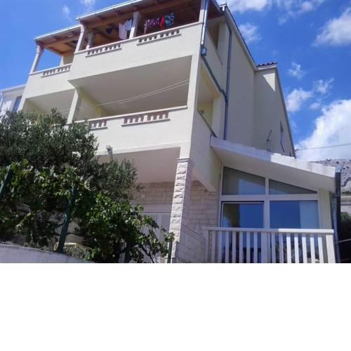 Quaint Apartment in Omiš with Sea nearby