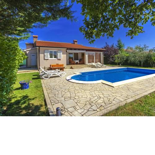 Quaint Villa in zbandaj with Outdoor Pool