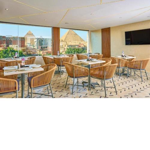 Queen Cleo Rooms With Jaccuzi and Pyramids View