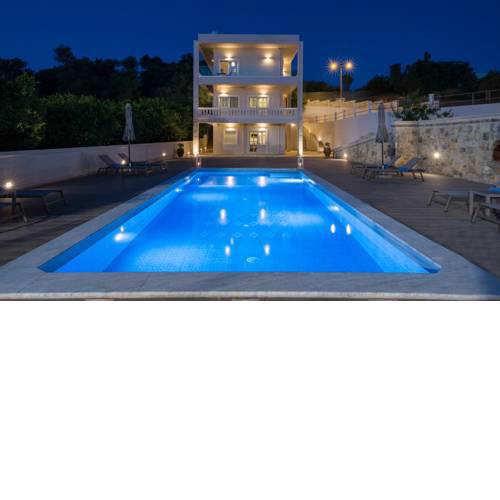 Queen Electra with private pool and tennis court