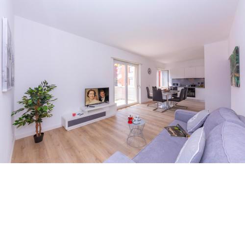 Queen Home - Happy Rentals