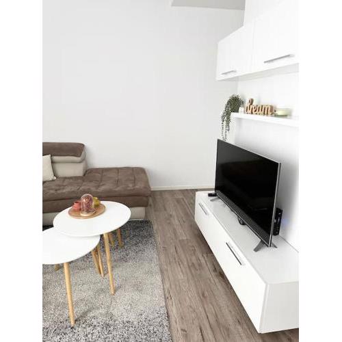 QUEEN’s Apartment- Central 2 bedroom apartment