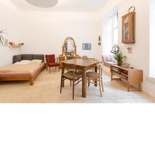 Quiet and central, high ceiling Studio-Apartment