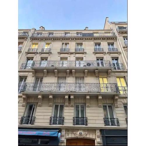 Quiet and Spacious Apartment near Champs Elysees