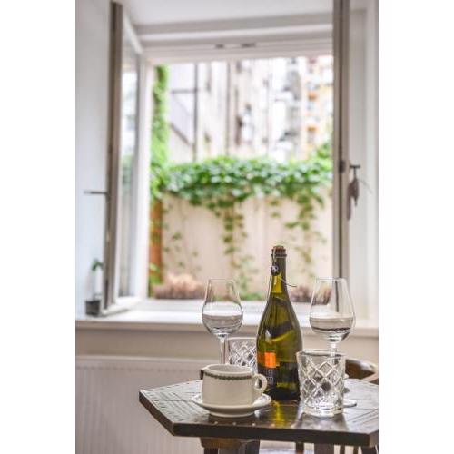 Quiet apartment in the city center with own terrace