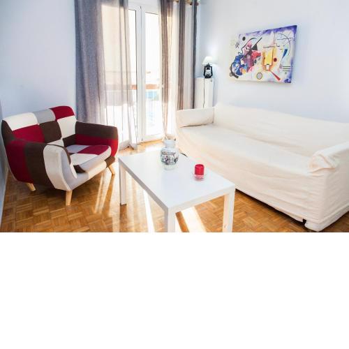 Quiet, Comfy apartment with Balcony near to Metro!