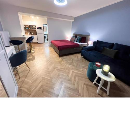 QUIET & COZY APARTMENT/ BALCONY / POPULAR LOCATION
