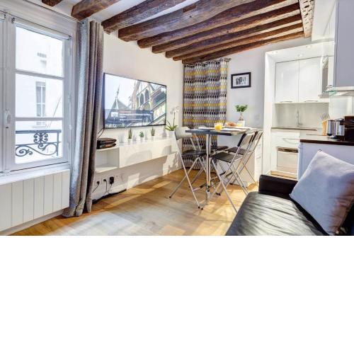 Quiet, Cozy, Design Apartment in Paris
