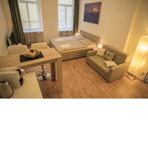 Quiet fully equiped room next to Old Town Square by easyBNB