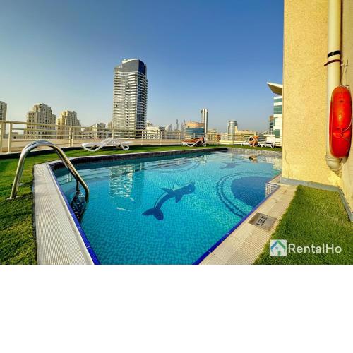 Quiet Studio with Balcony and Roof Top Pool in Dubai Marina