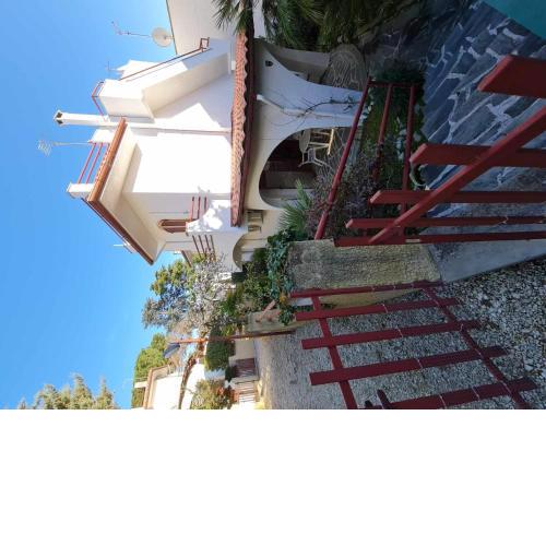 R27 Graziosa villetta con giardino e posto auto