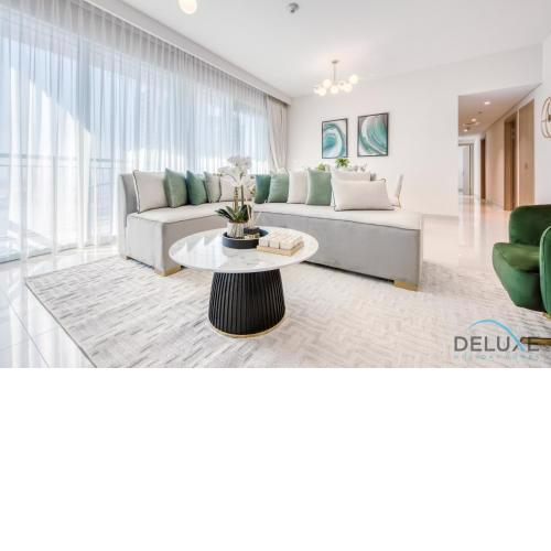 Radiant 3BR With Assistant Room at Harbour Views Tower 1 by Deluxe Holiday Homes
