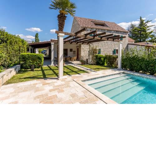 Rapovac Villa Sleeps 8 with Pool Air Con and WiFi