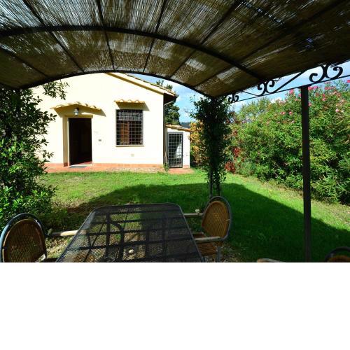 Ravishing apartment in a farmhouse with swimming pool in the Chianti area