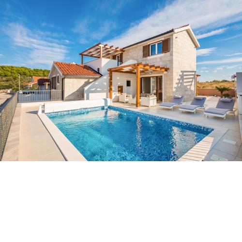 Razanj Villa Sleeps 8 with Pool Air Con and WiFi