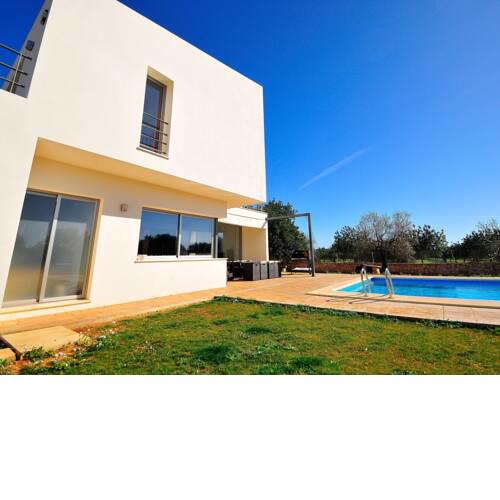 Recently built country house in a minimalist style, private pool detached