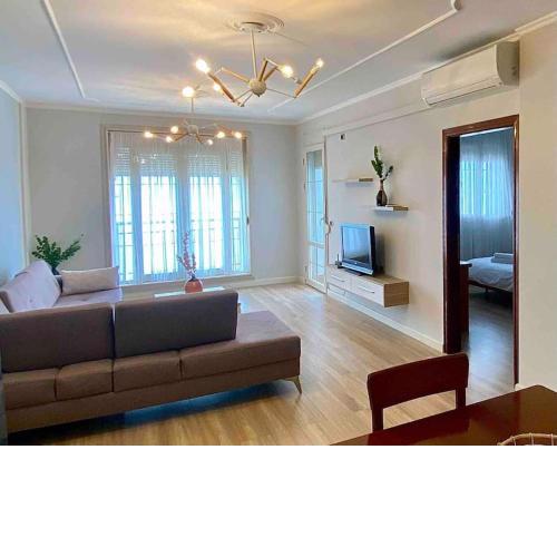 Redi's Luxurious Beachfront Apartment