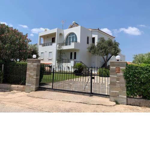 Refurbished house with garden 250m from the beach
