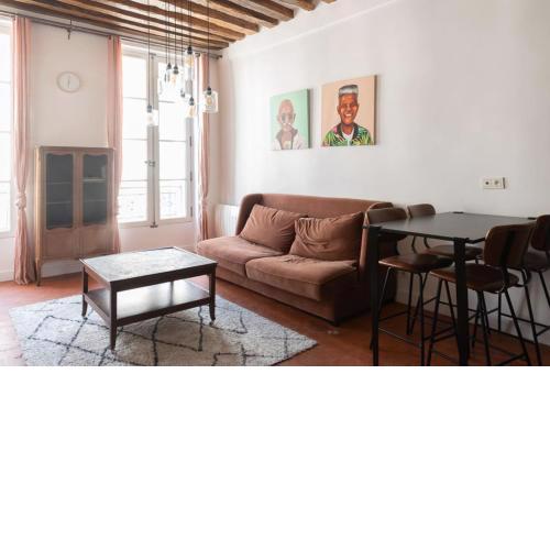 Refurbished love nest in central Paris