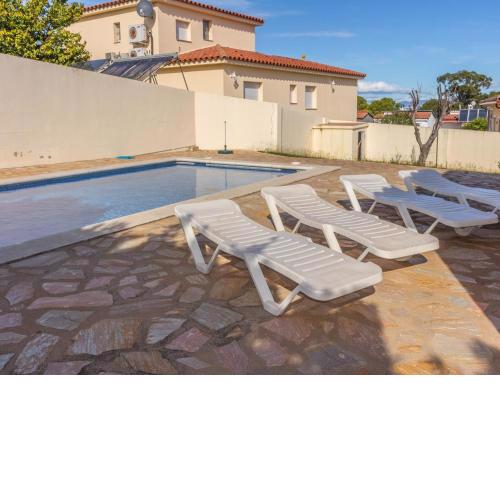Relaxing Holiday Home in L'Escala with Swimming Pool