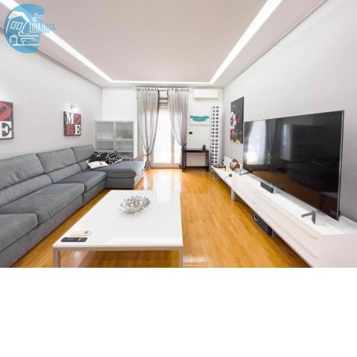 Reni 8 Tirabora Short Rent