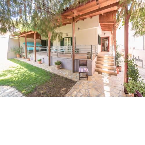 Renovated 4 bdrm House w/garden near the Sea